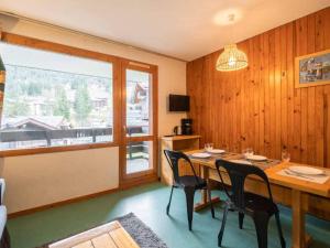 a dining room with a table and chairs and a window at Charmant 2 pièces, 1 chambre, balcon, animaux acceptés - FR-1-291-855 in Valmorel