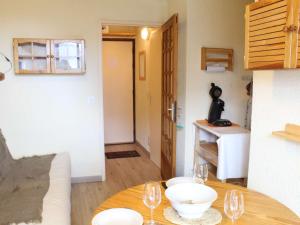 ein Wohnzimmer mit einem Tisch und Weingläsern darauf in der Unterkunft Appartement Risoul, 1 pièce, 4 personnes - FR-1-330-518 in Risoul