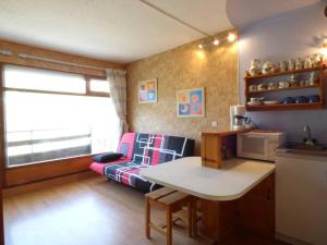 un soggiorno con un divano e un tavolo di Studio confortable pour 4 pers, accès direct galerie et pistes, ascenseur - FR-1-602-75 ad Arette