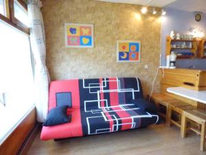 a couch in a room with a table and a desk at Studio confortable pour 4 pers, accès direct galerie et pistes, ascenseur - FR-1-602-75 in Arette +1 photo