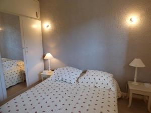 - une chambre avec un lit, deux lampes et un miroir dans l'établissement Appartement Le Grand-Bornand, 3 pièces, 6 personnes - FR-1-458-90, au Grand-Bornand