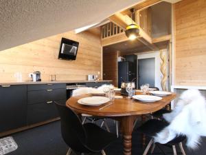 ein Esszimmer mit einem Holztisch und Stühlen in der Unterkunft Appartement rénové 4 pièces avec mezzanine et 3 chambres, au cœur de Briançon, proche commerces et télécabine - FR-1-330C-118 in Briançon