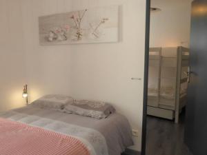 - une chambre avec un lit et une peinture murale dans l'établissement Appartement Saint-Gilles-Croix-de-Vie, 3 pièces, 5 personnes - FR-1-224-769, à Saint-Gilles-Croix-de-Vie