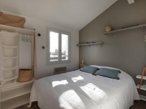 Кровать или кровати в номере Maison Les Portes-en-Ré, 5 pièces, 6 personnes - FR-1-434-70