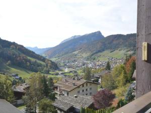 Blick auf eine Stadt in einem Tal mit Bergen in der Unterkunft Appartement Le Grand-Bornand, 1 pièce, 4 personnes - FR-1-241-221 in Le Grand-Bornand