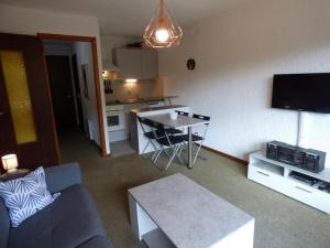 - un salon avec un canapé et une table dans l'établissement Studio Le Grand-Bornand, 1 pièce, 4 personnes - FR-1-458-113, au Grand-Bornand