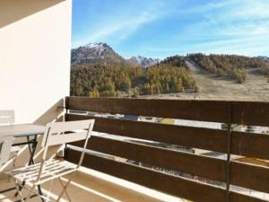 een balkon met een tafel en uitzicht op een berg bij Appartement Montgenèvre, 3 pièces, 8 personnes - FR-1-266-160 in Montgenèvre