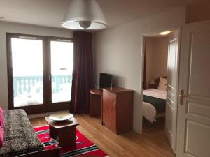 Habitación con 1 dormitorio con 1 cama y TV. en Appartement La Mongie, 2 pièces, 4 personnes - FR-1-404-249 en Bagnères-de-Bigorre