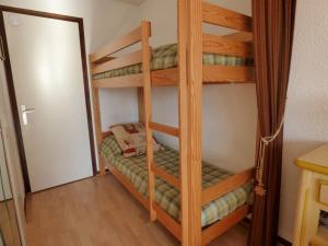 a room with two bunk beds in a room at Studio Le Grand-Bornand, 1 pièce, 4 personnes - FR-1-458-122 in Le Grand-Bornand