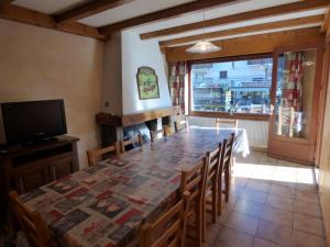 TV a/nebo společenská místnost v ubytování Grand T5 lumineux pour 11 pers. - balcon, cheminée, garage au Grand-Bornand - FR-1-458-137