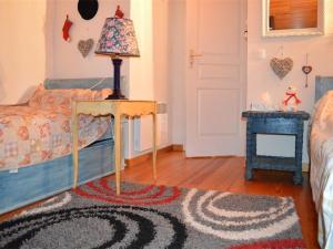 een slaapkamer met een bed en een tafel met een lamp bij Appartement Les Angles, 3 pièces, 6 personnes - FR-1-593-3 in Les Angles