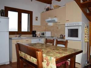 una cocina con mesa y sillas y una cocina con electrodomésticos blancos. en Appartement Les Angles, 3 pièces, 4 personnes - FR-1-593-31 en Les Angles