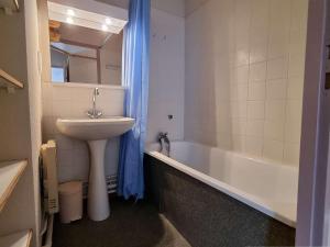 a bathroom with a sink and a toilet and a tub and a sink at Appartement Le Dévoluy, 2 pièces, 6 personnes - FR-1-525-178 in Le Dévoluy