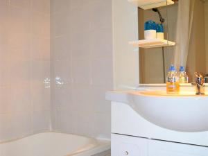 W łazience znajduje się prysznic, umywalka i wanna. w obiekcie Appartement Les Angles, 4 pièces, 8 personnes - FR-1-593-2 w mieście Les Angles