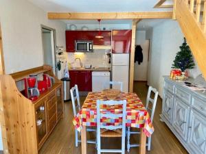 a kitchen with a table and chairs in a room at Appartement T2 confortable, 4 pers., garage, WIFI, Barèges, proche thermes et ski-bus - FR-1-403-97 in Barèges +10 photos