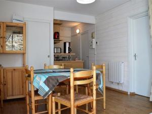 een keuken met een tafel en stoelen in een kamer bij Appartement Les Angles, 2 pièces, 4 personnes - FR-1-593-33 in Les Angles