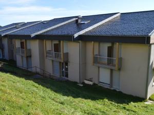 een huis met zonnepanelen op het dak bij Appartement Les Angles, 2 pièces, 4 personnes - FR-1-593-33 in Les Angles