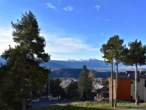 a view of a town with mountains in the distance at Appartement Font-Romeu-Odeillo-Via, 5 pièces, 9 personnes - FR-1-580-37 in Font-Romeu-Odeillo-Via