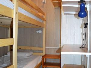 een kamer met 2 stapelbedden en een bureau bij Appartement Les Angles, 2 pièces, 4 personnes - FR-1-593-33 in Les Angles