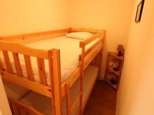 a bedroom with two bunk beds in a room at Appartement Bagnères-de-Luchon, 2 pièces, 4 personnes - FR-1-313-170 in Luchon