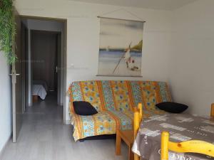 sala de estar con sofá y mesa en Appartement Les Angles, 3 pièces, 6 personnes - FR-1-295-154, en Les Angles