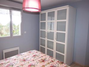 een slaapkamer met een bed en een witte kast bij Appartement Bagnères-de-Luchon, 2 pièces, 4 personnes - FR-1-313-174 in Luchon