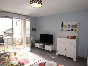 uma sala de estar com televisão e um armário branco em Appartement Bagnères-de-Luchon, 2 pièces, 4 personnes - FR-1-313-174 em Luchon