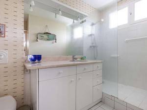A bathroom at Appartement Saint-Jean-de-Luz, 1 pièce, 2 personnes - FR-1-4-593