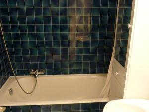 eine Person, die ein Bild von einem Badezimmer mit Badewanne macht in der Unterkunft Appartement Saint-Jean-d'Aulps, 1 pièce, 4 personnes - FR-1-573-38 in Saint-Jean-dʼAulps