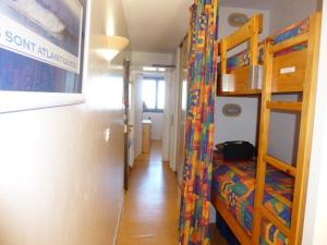 a small room with a bunk bed and a hallway at Appartement Arette, 2 pièces, 6 personnes - FR-1-602-60 in Arette