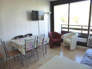 a living room with a table and chairs and a couch at Studio familial 6 pers. accès pistes, balcon, parking gratuit, casier à skis - FR-1-602-24 in Arette