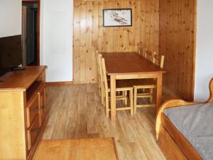 a dining room with a wooden table and chairs at Appartement Les Orres, 2 pièces, 6 personnes - FR-1-322-438 in Les Orres