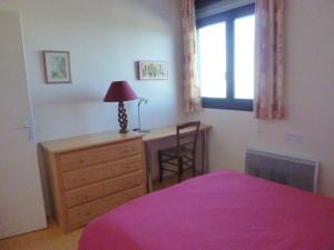 a bedroom with a desk and a bed and a window at Appartement Arette, 2 pièces, 6 personnes - FR-1-602-60 in Arette