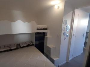 una habitación con una pared blanca y una habitación con un estante en Appartement Vieux-Boucau-les-Bains, 2 pièces, 4 personnes - FR-1-379-132, en Vieux-Boucau-les-Bains