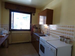 una pequeña cocina con fregadero y ventana en Maison Le Grand-Bornand, 3 pièces, 6 personnes - FR-1-458-96, en Le Grand-Bornand
