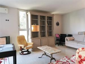 ein Wohnzimmer mit einem Sofa und einem Tisch in der Unterkunft Appartement Mandelieu-la-Napoule, 2 pièces, 4 personnes - FR-1-609-60 in Mandelieu-la-Napoule