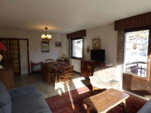 een woonkamer met een tafel en een eetkamer bij Maison Le Grand-Bornand, 3 pièces, 6 personnes - FR-1-458-96 in Le Grand-Bornand