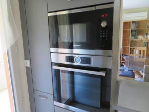 eine Mikrowelle in der Küche in der Unterkunft T3 68m², 4*, climatisé avec loggia, proche mer et commerces – Bormes-les-Mimosas - FR-1-610-14 in Bormes-les-Mimosas