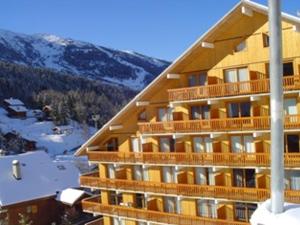 a large building with a snow covered mountain at Appartement au cœur de Méribel, 4 pers., balcon sud, proche pistes et commerces - FR-1-411-693 in Les Allues
