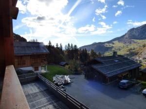 - un balcon offrant une vue sur un bâtiment avec une montagne dans l'établissement Charmant appartement au pied des pistes - 41m² - 6 pers - Ambiance Montagne - Garage fermé inclus - FR-1-458-109, au Grand-Bornand 4 autres photos