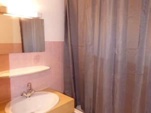 bagno con lavandino e tenda doccia di Appartement Le Grand-Bornand, 2 pièces, 4 personnes - FR-1-458-131 a Le Grand-Bornand