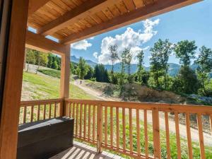 un porche con vistas a las montañas en Appartement Les Avanchers-Valmorel, 2 pièces, 4 personnes - FR-1-291-867, en Valmorel