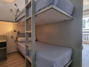 Appartement Le Dévoluy, 1 pièce, 5 personnes - FR-1-525-214 في لو ديفولي: سريرين بطابقين في غرفة