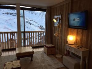 a living room with a view of a snow covered mountain at Studio Val Thorens, 2 pièces, 3 personnes - FR-1-637-2 in Val Thorens