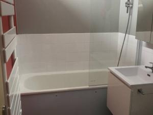 un bagno con vasca bianca accanto a un lavandino di Studio pour 4 personnes avec ascenseur, parking gratuit et accès direct aux pistes - FR-1-602-82 ad Arette