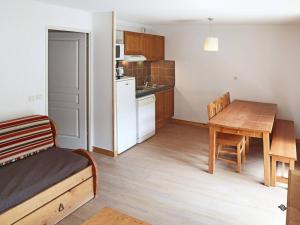 ein kleines Apartment mit einer kleinen Küche und einem Tisch in der Unterkunft Appartement Les Orres, 3 pièces, 10 personnes - FR-1-322-424 in Les Orres