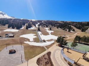 an aerial view of a park with snow on the ground at Studio cosy avec vue sur le front de neige, proche télésiège et commerces - FR-1-525-200 in Le Dévoluy