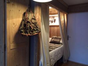 espejo en la pared de una habitación con cama en Studio Val Thorens, 2 pièces, 3 personnes - FR-1-637-2, en Val Thorens