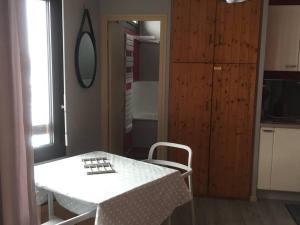 un tavolo e una sedia in una cucina con specchio di Studio pour 4 personnes avec ascenseur, parking gratuit et accès direct aux pistes - FR-1-602-82 ad Arette