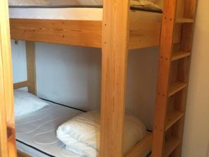 Camera con letto a castello in legno e 2 letti a castello. di Studio pour 4 personnes avec ascenseur, parking gratuit et accès direct aux pistes - FR-1-602-82 ad Arette